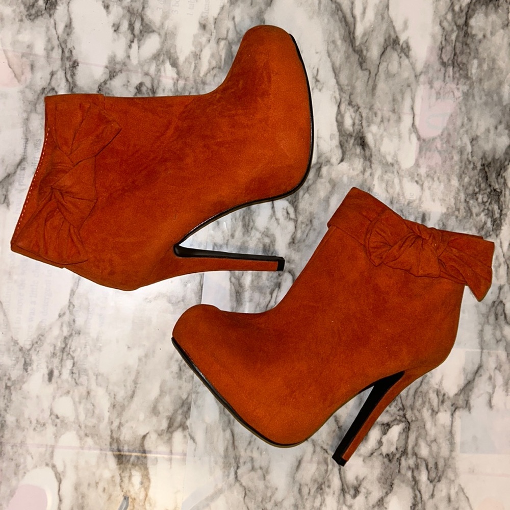 Size 7.5 Delicacy burnt orange suede zippered heeled ankle booties with bow